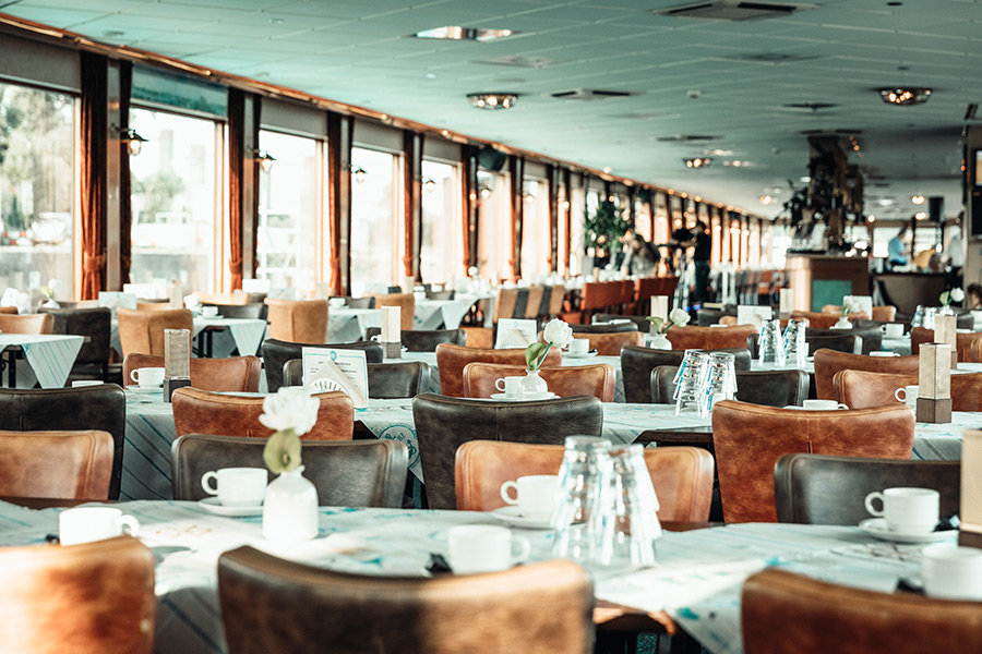 rederij_fortuna_marlina_interieur_gedekte_tafels
