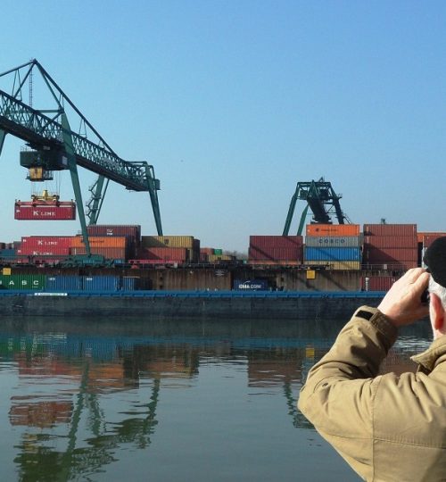 Schauen Sie den Hafenarbeitern quasi bei der Arbeit über die Schulter